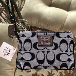 New NWT Coach Poppy - Moonlight Wristlet